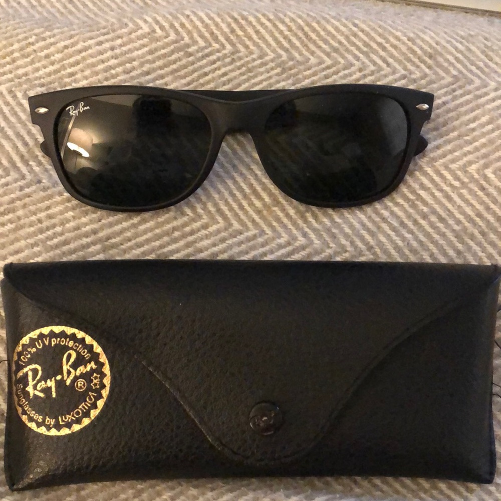 Black ray-ban wayfarer sunglasses